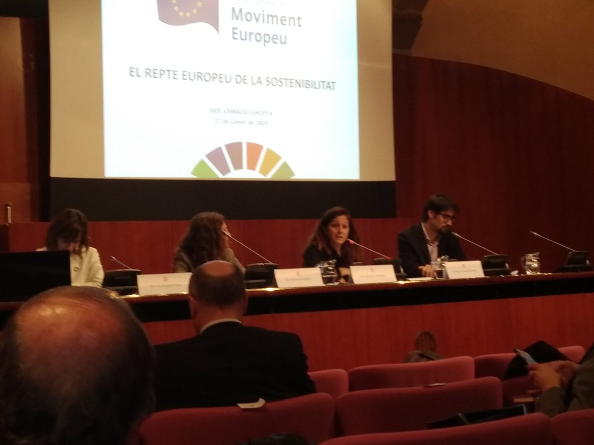 PauiSolidaritat's tweet photo. Avui al CCME parlen dels ODS, ara @mic_albarello  secretària d'internacional i cooperació de @ccoocatalunya  analitza els reptes laborals i econòmics que enfrontem a nivell global: dèficit de treball digne,  augment de pobresa social, desigualtat de gènere i precarietat. https://t.co/iVdm0pAWvE