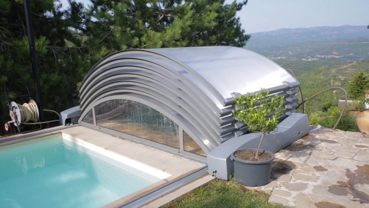 abrisud's tweet photo. Nuestra cubierta baja motorizada aúna diseño y tecnología: 100% automática con módulos de la misma dimensión que se apilan automáticamente al final de la piscina, dejándola totalmente al 
descubierto. https://t.co/OkflPUs0KT