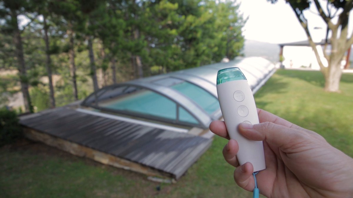 abrisud's tweet photo. Nuestra cubierta baja motorizada aúna diseño y tecnología: 100% automática con módulos de la misma dimensión que se apilan automáticamente al final de la piscina, dejándola totalmente al 
descubierto. https://t.co/OkflPUs0KT