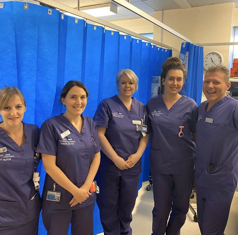 MichelleShep16's tweet photo. Happy new uniform day #worktogethercelebratetogether @WorcsAcuteNHS #urgentcare #alexed https://t.co/dgNHOfxQi1