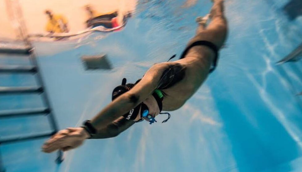 BILD's tweet photo. Apnoe-Taucherin Maria Unverricht im FITBOOK-Interview: „Jeder kann lernen, mit einem Atemzug 50 Meter weit zu tauchen“ #apnoe #tauchen https://t.co/O8kzvUspnK