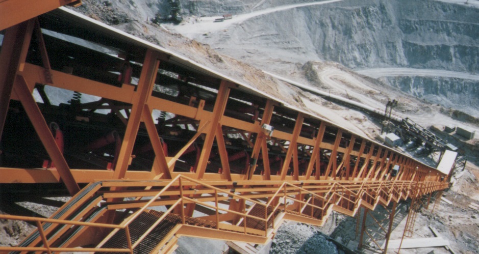 pitcrushconvey's tweet photo. #Highangle #conveying is seeing a lot of renewed interest but has to be planned for correctly. Happy to welcome Steve Nix, Global Product Manager – #HAC, @KomatsuMining who will present 'High Angle #Conveyor: considerations for #mining #planning' at #IPCC2020 #futureofmining https://t.co/MfJnwhIvXO