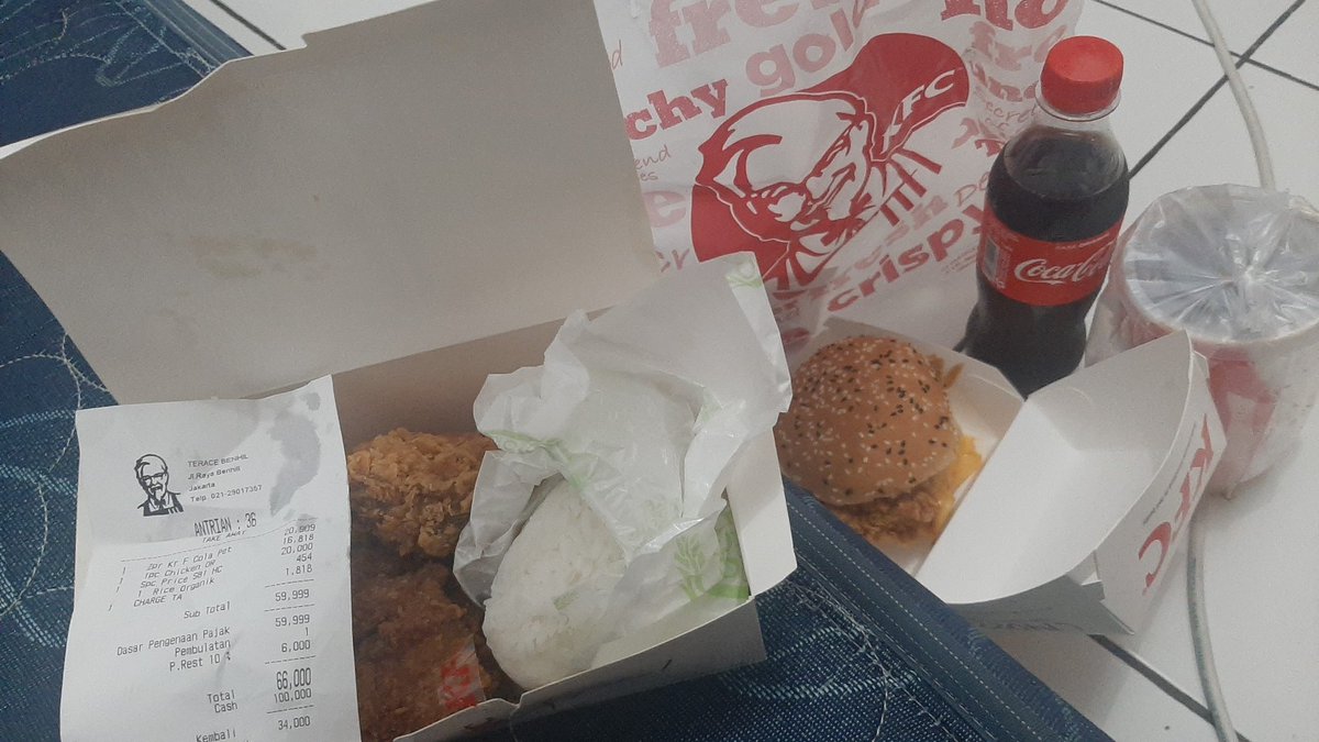 08nandy's tweet photo. @KFCINDONESIA pengalaman beli kfc lewat @GrabFood tidak di kasih sauce sama sekali. Di KFC taras benhil jakarta selatan https://t.co/eJVfvKs0TJ