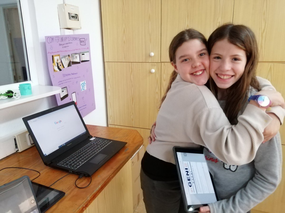submariblau's tweet photo. Molt d'entusiasme a la 1a Fira Projectes #ingeniaSDK . Alumnes #PRI5SDK #PRI6SDK #ESO1SDK #ESO2SDK mostrant propostes molt interessants, i engrescats en explicar la seva experiència. Què seran capaços de fer quan arribin a #CreaLabSDK #ESO3SDK #ESO4SDK? (+fotos @escolasadako) https://t.co/Fkk4PzOzJo