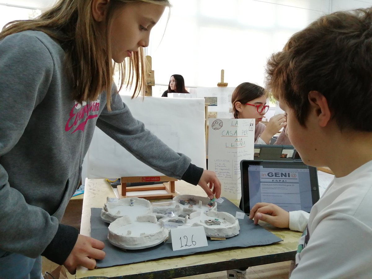 submariblau's tweet photo. Molt d'entusiasme a la 1a Fira Projectes #ingeniaSDK . Alumnes #PRI5SDK #PRI6SDK #ESO1SDK #ESO2SDK mostrant propostes molt interessants, i engrescats en explicar la seva experiència. Què seran capaços de fer quan arribin a #CreaLabSDK #ESO3SDK #ESO4SDK? (+fotos @escolasadako) https://t.co/Fkk4PzOzJo