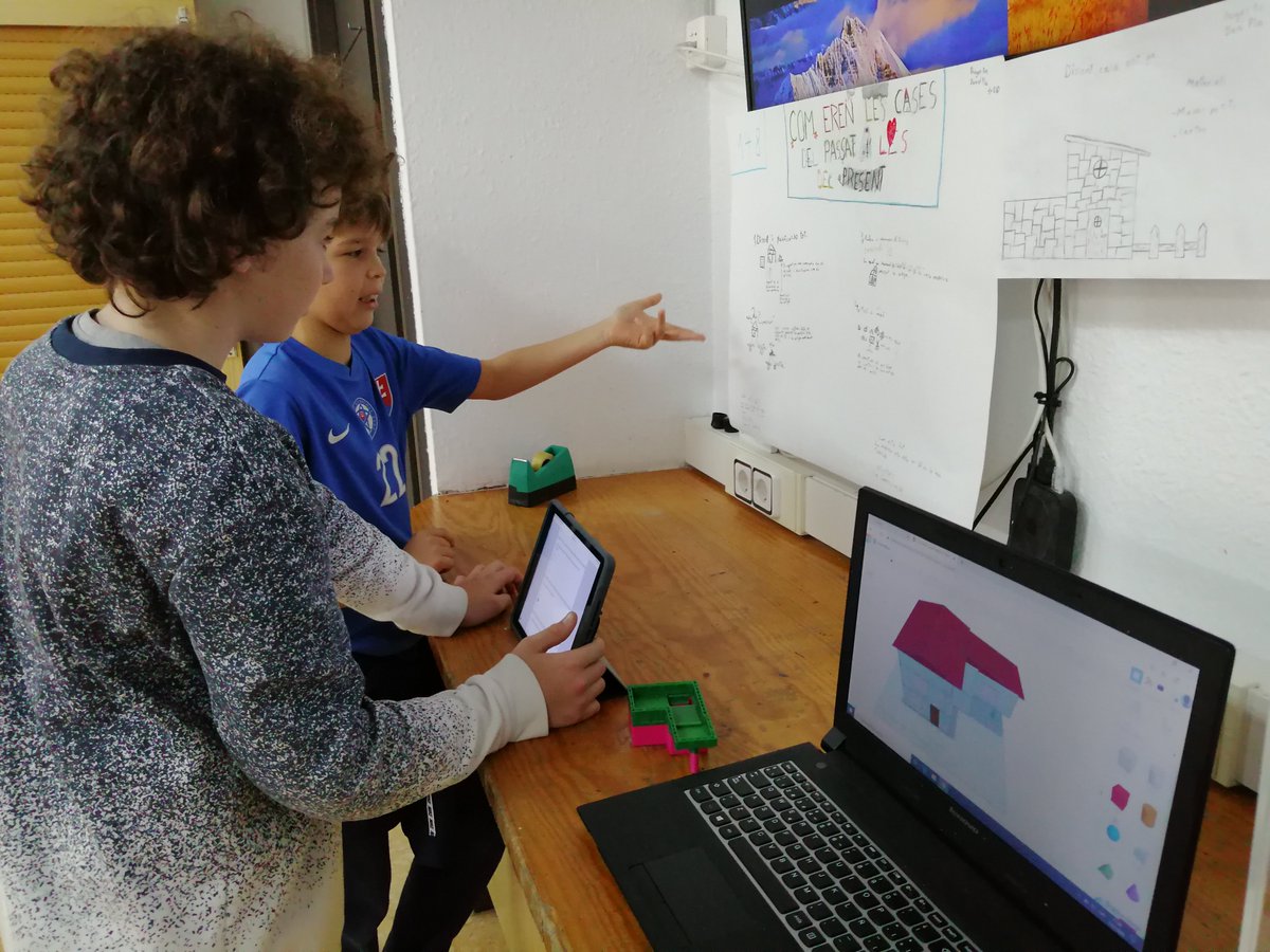 submariblau's tweet photo. Molt d'entusiasme a la 1a Fira Projectes #ingeniaSDK . Alumnes #PRI5SDK #PRI6SDK #ESO1SDK #ESO2SDK mostrant propostes molt interessants, i engrescats en explicar la seva experiència. Què seran capaços de fer quan arribin a #CreaLabSDK #ESO3SDK #ESO4SDK? (+fotos @escolasadako) https://t.co/Fkk4PzOzJo