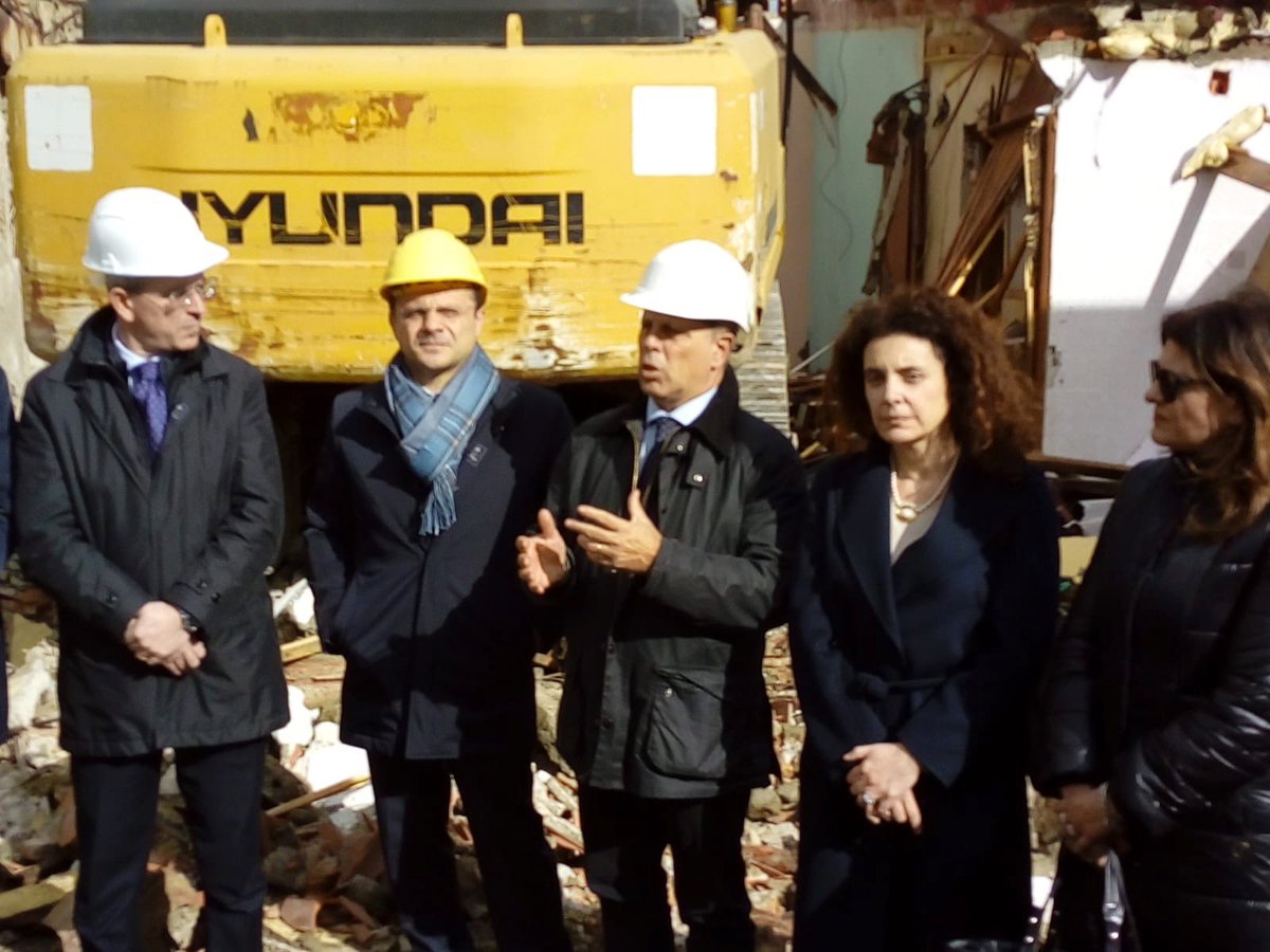 PnMetroPlus 2021-2027 (@pnmetroplus) on Twitter photo Il #PonMetro a #Messina con <a href="/giorgio_martini/">Giorgio Martini</a> e il Sindaco De Luca per dare il via alla #demolizione delle baracche. Un esempio di #concretezza di #fondieuropei a beneficio della #cittadinanza <a href="/AgenziaCoesione/">Agenzia coesione</a> <a href="/me_urbanlab/">urbanlab messina</a> <a href="/ponmetrocatania/">PON Metro Catania 1420</a> <a href="/reggioponmetro/">reggioponmetro1420</a> <a href="/PonMetroPalermo/">Pon Metro Palermo</a> #Asse3 Il #PonMetro a #Messina con <a href="/giorgio_martini/">Giorgio Martini</a> e il Sindaco De Luca per dare il via alla #demolizione delle baracche. Un esempio di #concretezza di #fondieuropei a beneficio della #cittadinanza <a href="/AgenziaCoesione/">Agenzia coesione</a> <a href="/me_urbanlab/">urbanlab messina</a> <a href="/ponmetrocatania/">PON Metro Catania 1420</a> <a href="/reggioponmetro/">reggioponmetro1420</a> <a href="/PonMetroPalermo/">Pon Metro Palermo</a> #Asse3