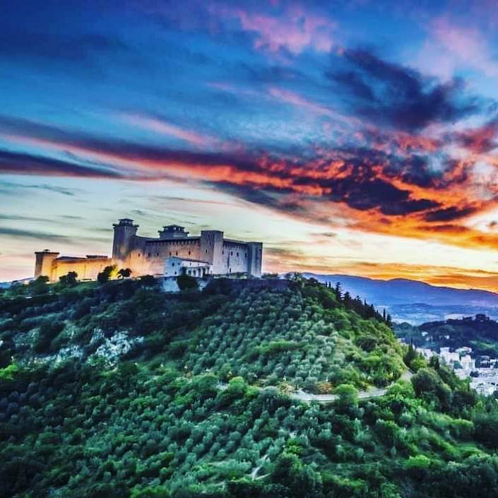 Il cielo romantico sopra #Spoleto. Una delle nostre mete top per un febbraio ormai alle porte. Tutte le altre sul nostro Magazine.

guidemarcopolo.it/febbraio-le-me…