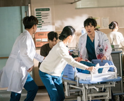 [2020.01.27]"Dr. Romantic 2" Episode 7 Still Cuts (2)Source:  https://n.news.naver.com/entertain/article/609/0000239176 @StarhausM  @SBSNOW #안효섭 #ahnhyoseop #seowoojin #RomanticDoctorTeacherKim2 #낭만닥터김사부2