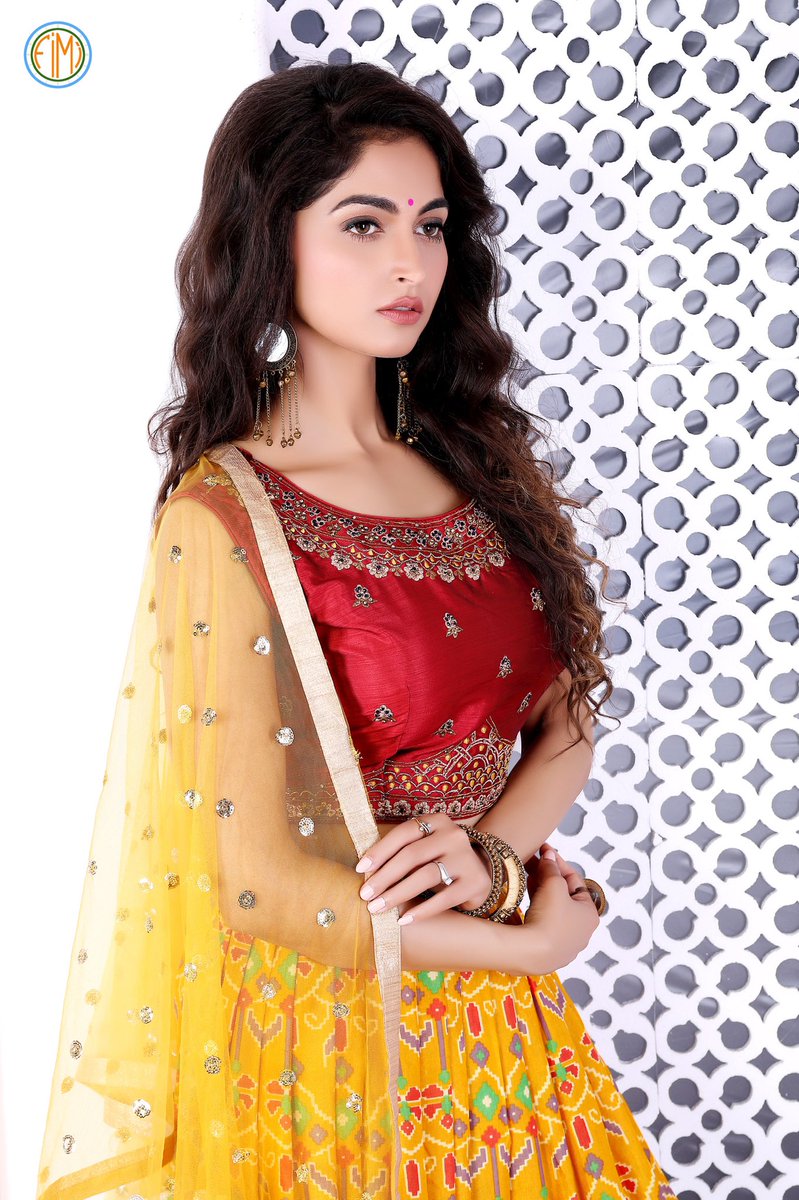 fimiproductions's tweet photo. Model: Priyanka Jaiswal
Shot by Fashion Photographer: justin
Makeup : karan singh
Styling : Shahida ji
Hairstyle. : sanjana
#fimiproductions #sumeinbhat #priyankajaiswal #model #actress #catalogueshoot #mumbai https://t.co/EyDWE9Pjn1