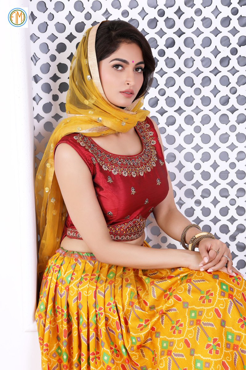 fimiproductions's tweet photo. Model: Priyanka Jaiswal
Shot by Fashion Photographer: justin
Makeup : karan singh
Styling : Shahida ji
Hairstyle. : sanjana
#fimiproductions #sumeinbhat #priyankajaiswal #model #actress #catalogueshoot #mumbai https://t.co/EyDWE9Pjn1
