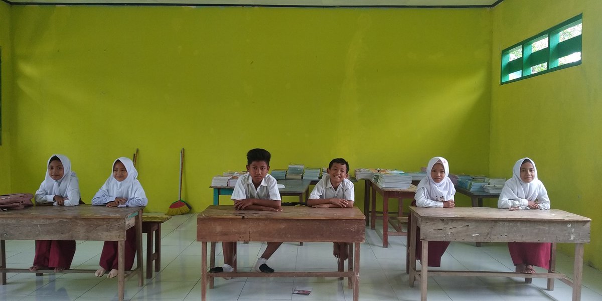_mahatvayodha's tweet photo. tak ada hal lain yang membuatku tetap bertahan disini.melainkan kalian, muridku 😊!!
.
.
📸 gabungan anak kelas 3&4 .
#MBMI
#GuruGarisDepan
#PelosokNusantara https://t.co/ZyFhgHxh2E