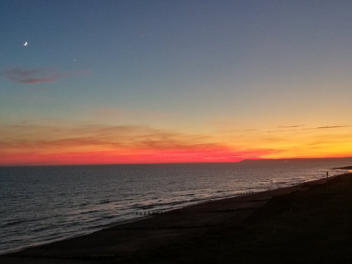 Day 27 #365dayswild throwback to this amazing sunset at #galleyhill in #bexhill. The #moon just to the left corner and #Venus just below and to the right of it. Our #world in #perfect alignment. @365DaysWild