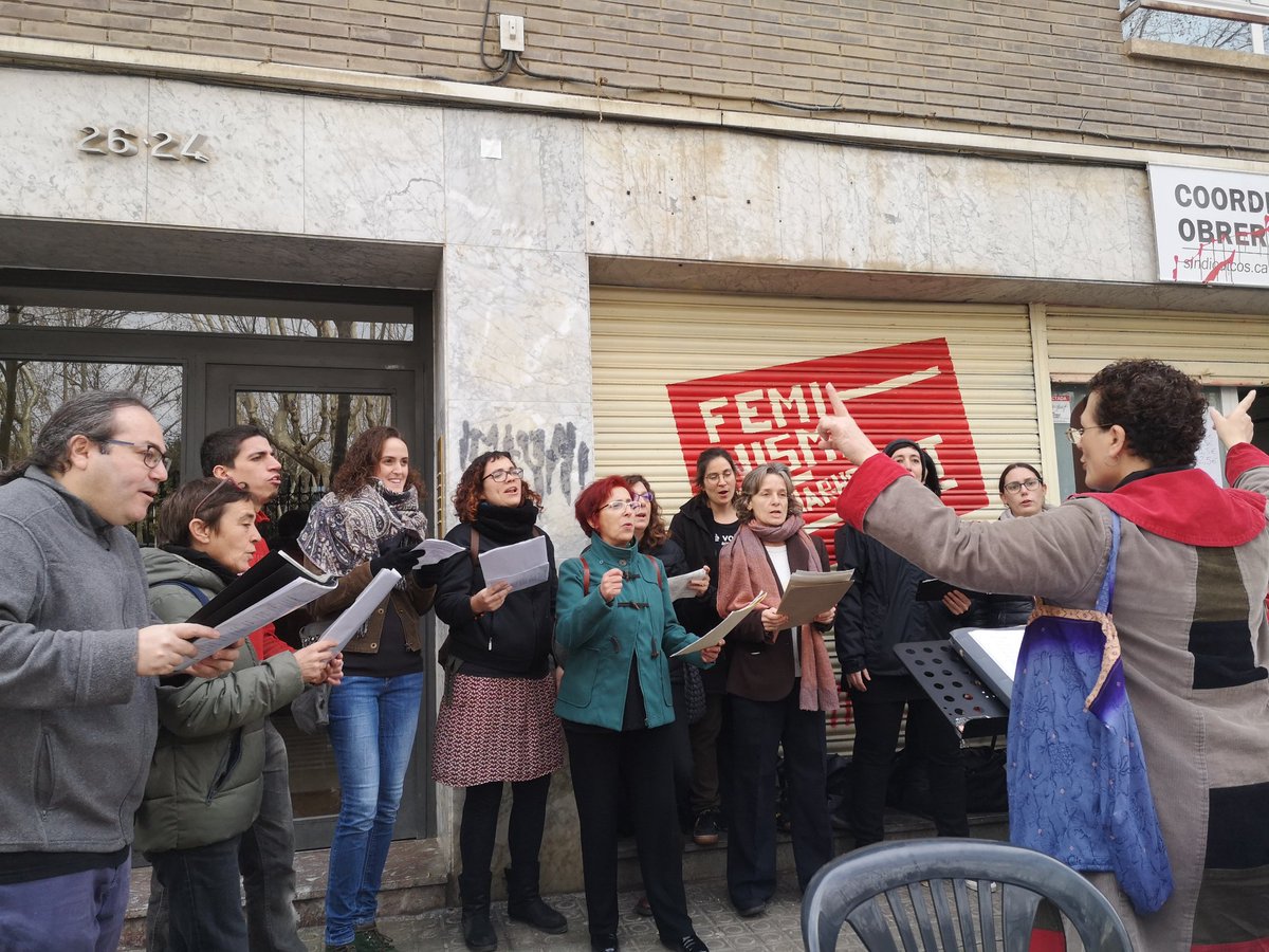 corcollibertari's tweet photo. Aquest cap de setmana vam actuar a #LaPetita del @jaumecompte, entitat santsenca que ens acull des de fa uns mesos. Vam estrenar noves cançons i vam recuperar algunes altres. Recordeu que el primer dimarts de cada mes fem assajos oberts al Casal a les 21.30. https://t.co/myp01Tb7bh
