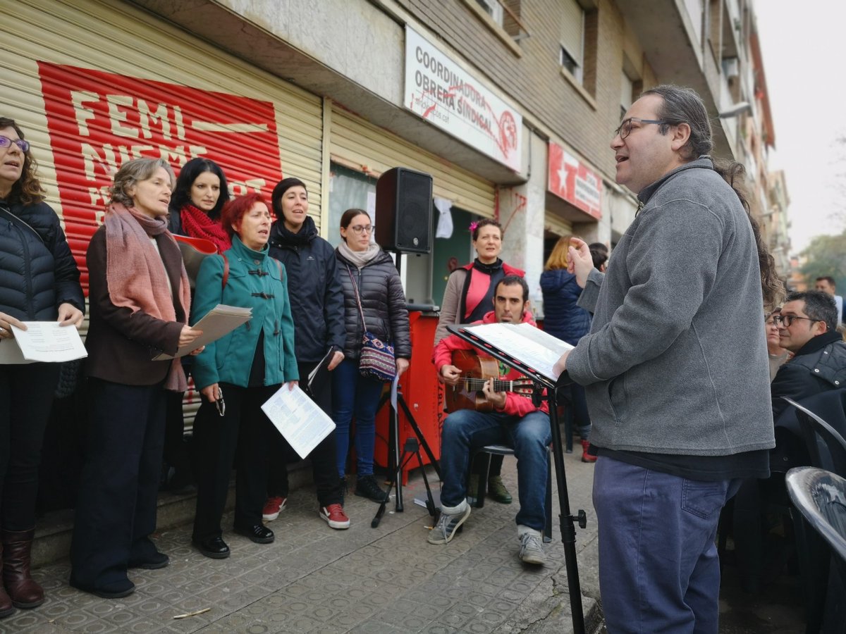 corcollibertari's tweet photo. Aquest cap de setmana vam actuar a #LaPetita del @jaumecompte, entitat santsenca que ens acull des de fa uns mesos. Vam estrenar noves cançons i vam recuperar algunes altres. Recordeu que el primer dimarts de cada mes fem assajos oberts al Casal a les 21.30. https://t.co/myp01Tb7bh