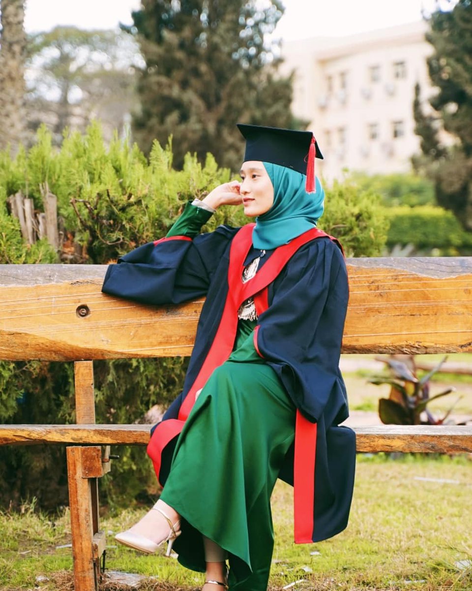 qilalawa's tweet image. And they said 10 years later no one is gonna ask how much you scored for your professional exam. So im very happy to share with you guys that i made it in the top three Malaysian graduates. 

#singleprettyandclever
#slideintomydm