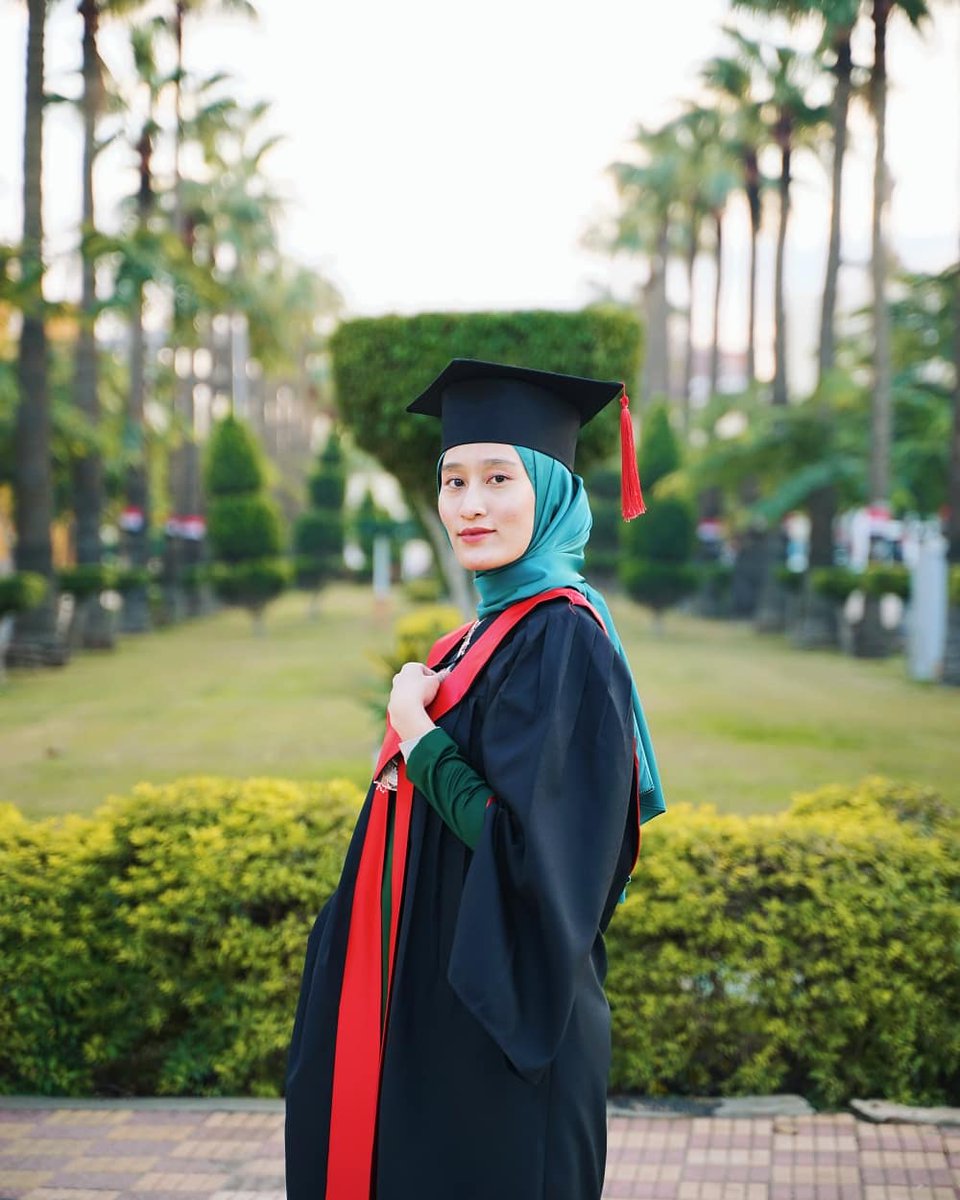 qilalawa's tweet image. And they said 10 years later no one is gonna ask how much you scored for your professional exam. So im very happy to share with you guys that i made it in the top three Malaysian graduates. 

#singleprettyandclever
#slideintomydm