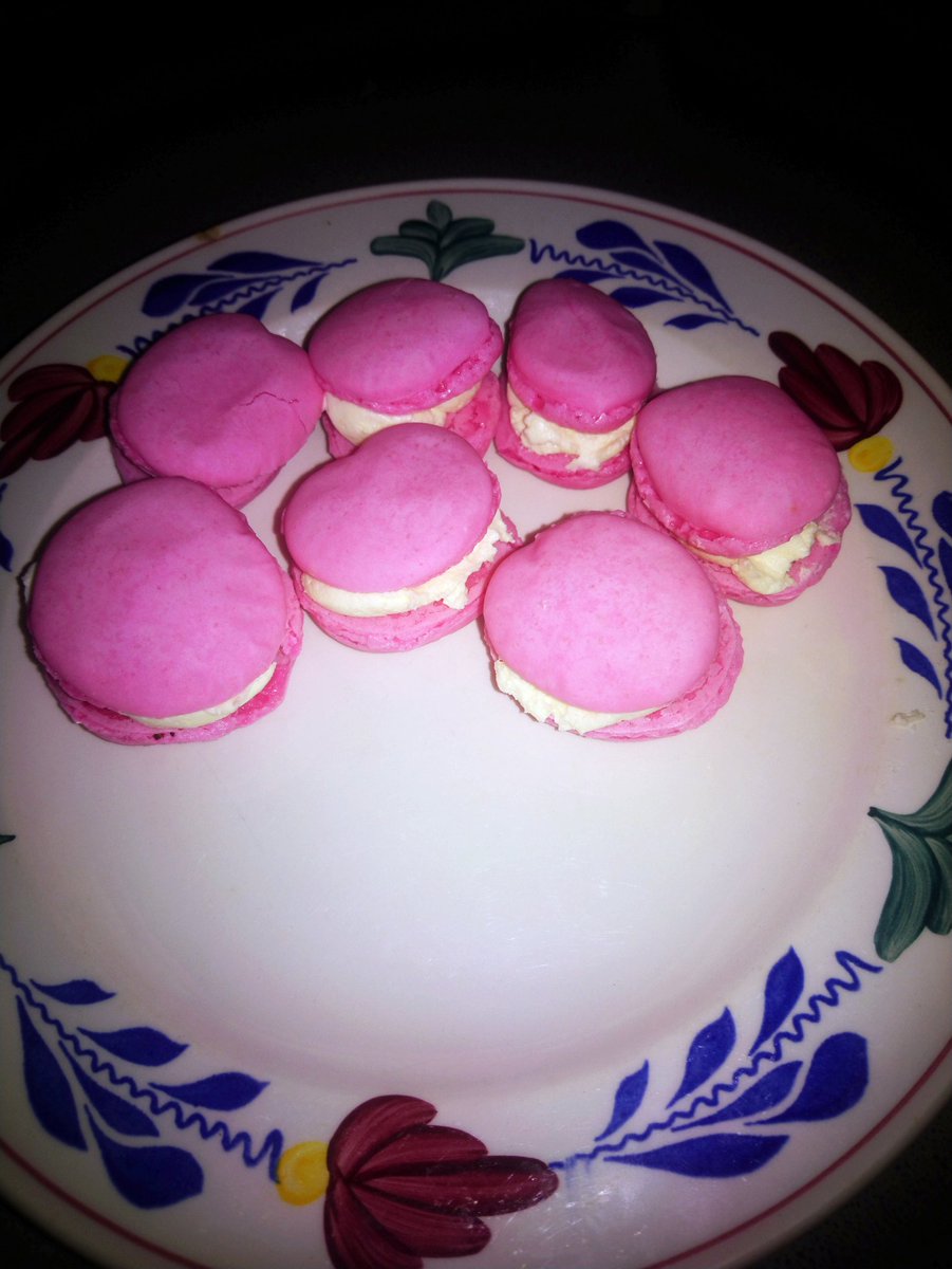 Laurina5012's tweet photo. #macarons met een #vulling van #botercreme #praline #hazelnoot https://t.co/RFy2OxlVp6