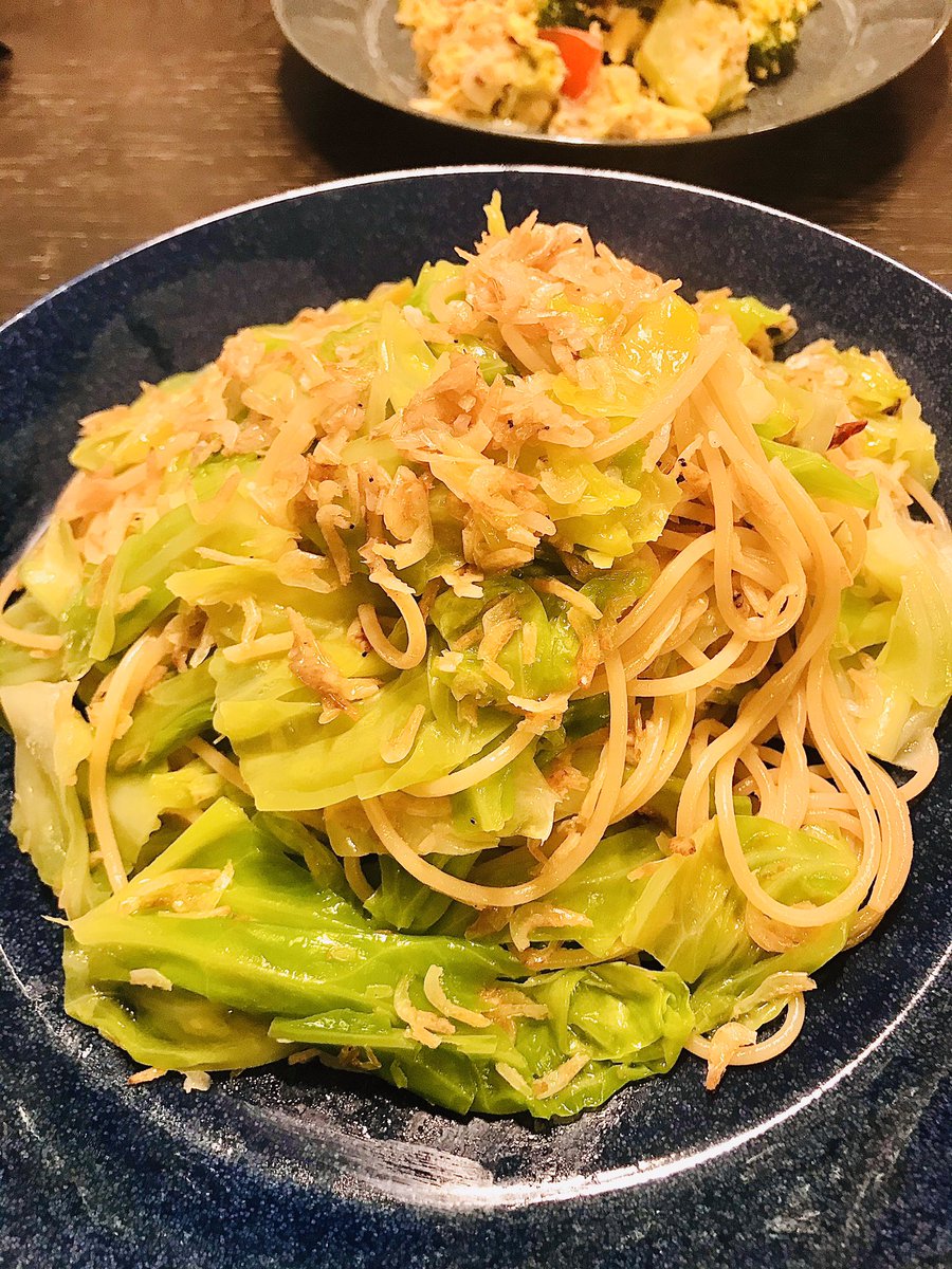 cumaronia's tweet photo. 平日2品野菜多めメニュー夜ごはん
一個丸ごとブロッコリー🥦と玉子のホットサラダ
キャベツと瀬戸の小海老(無着色)のアーリョオーリョ
#野菜メニュー　#冷蔵庫にあるもの https://t.co/jwexijvFnL