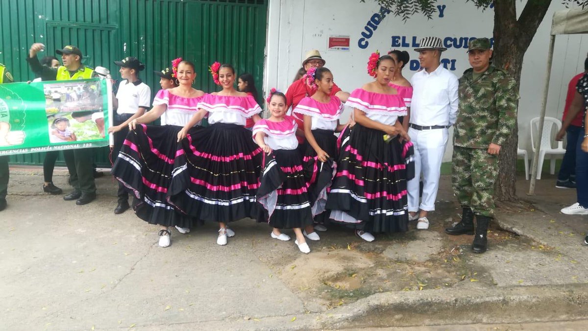 Ejercito_Div2's tweet photo. @Ejercito_Div2 junto a la Policía Nacional, llevamos jornada cultural y de recreación al barrio Gran Colombiano en el Mpio de Villa del Rosario, en coordinación #TrigesimaBrigada con las secretarías en el marco del programa #QuieroMiBarrio
Grupo#Maza 
#BAAID 2
#YoAmoMiEjercito https://t.co/gftttlzZw2