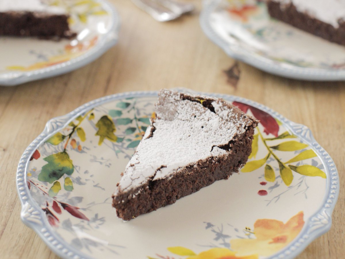 shopperapp's tweet photo. This #flourless #chocolate #cake is very #easy to make and absolutely delicious: https://t.co/MQA3vhwVjf #ChocolateCakeDay #HotTeaMonth #MeatlessMonday #dessert #snack #treat #party #celebration #holidays #baking #yummy #comforting https://t.co/VuLja8qvow