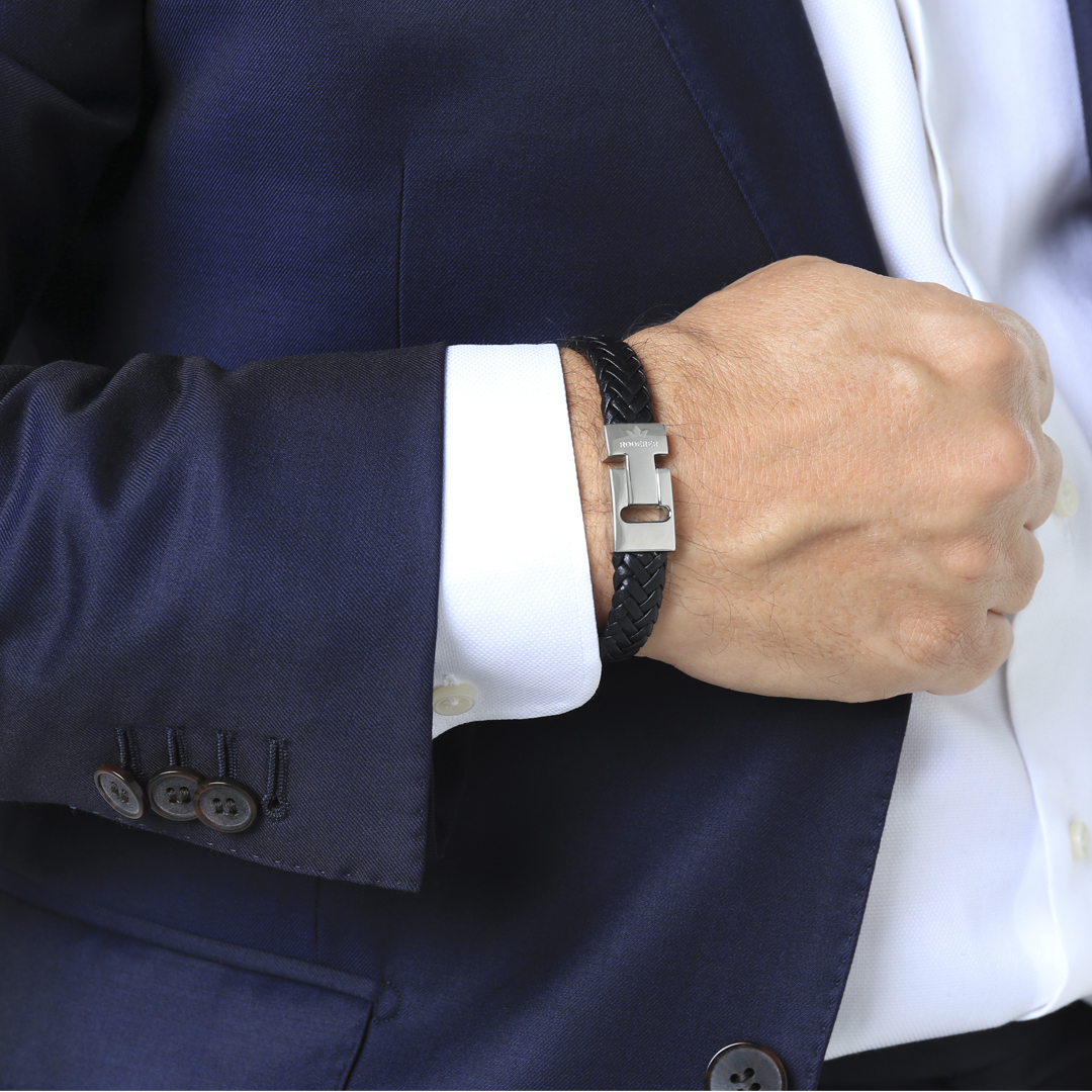RODERERWORLD's tweet photo. Refined braided leather Andrea Bracelet with stainless steel magnetic clasp. Engraved Roderer crown on clasp.
.
#roderer #rodererworld #premium #premiumleathergoods #leatherbeautifullycrafted #handmade #leather #leathergoods #leatherbracelet #mensaccessories #mensbracelet https://t.co/sP4w1mfSEC