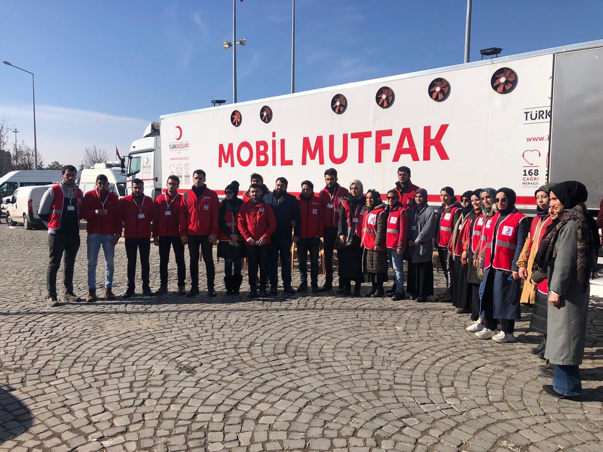genckizilay's tweet photo. Elazığ’da gönüllülerimizin desteğiyle çalışmalarımız tüm hızıyla devam ediyor.

Ayrıca Elazığ için yardım vakti adı ile deprem sonrası hiçbir karşılık beklemeksizin çalışmalarımıza gönüllü destek veren kardeşlerimize teşekkür ederiz. 

#deprem 
#VarOlasınKızılay https://t.co/Ev4fxldCiQ