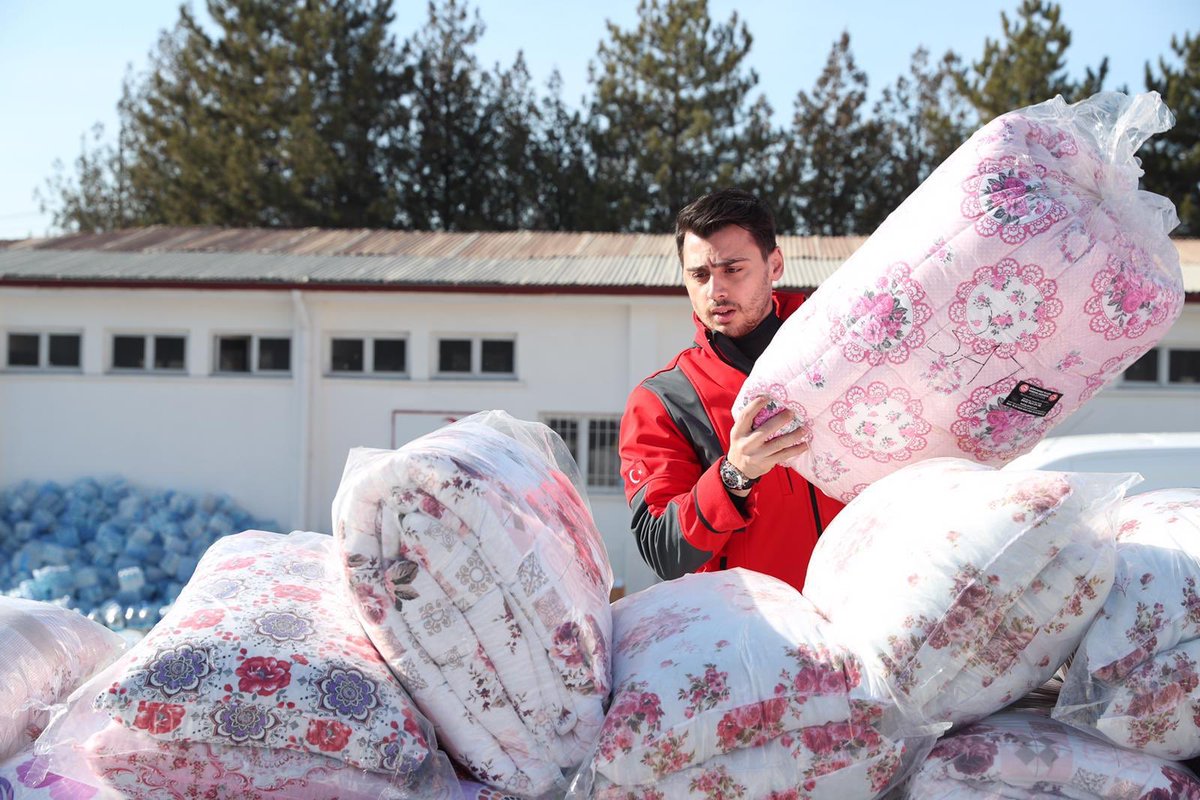 genckizilay's tweet photo. Elazığ’da gönüllülerimizin desteğiyle çalışmalarımız tüm hızıyla devam ediyor.

Ayrıca Elazığ için yardım vakti adı ile deprem sonrası hiçbir karşılık beklemeksizin çalışmalarımıza gönüllü destek veren kardeşlerimize teşekkür ederiz. 

#deprem 
#VarOlasınKızılay https://t.co/Ev4fxldCiQ