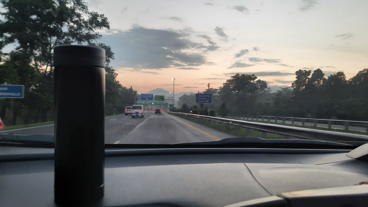 mela_farhana's tweet image. #Enjoythemoment..
#PPBandungBogor
#usingtime
#nowifgofarIusedthistumbler