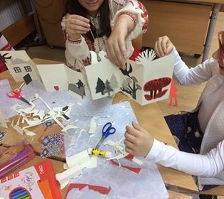 logopsycom's tweet photo. En décembre nous avons revu nos partenaires du projet @seedsoftellers à Vidin 🇧🇬🗣
Les #GrimmSisters en ont profité pour animer un atelier sur les #contes et l'#oralité auprès des élèves de l'école Lyuben Karavelov 🧙♂️🧚♀️🦄
#seedsoftellers https://t.co/6anecUIKEV