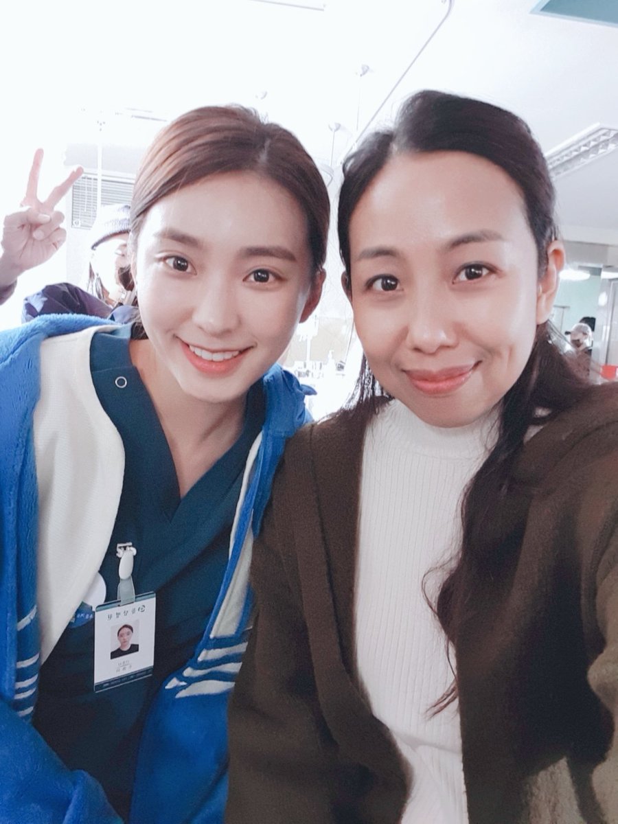 cherish_unni's tweet photo. 셀카 놀이 with Yoon Bora of Sistar and my on-cam husband!
Don't miss tonight's episode (ep.7) of 낭만닥터 김사부2! 9:40 pm (KR time) on SBS! 같이보자!
#낭만닥터김사부2 #DrRomantic2
#본방사수
#leesungkyung #이성경 #안효섭 #ahnhyoseop
#한석규 #윤보라  #cherishmaningat #cherishunni https://t.co/L12Pb3fUhu