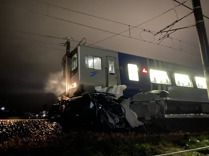 踏切事故 予讃線 香西駅 鬼無駅間で踏切事故発生 運転見合わせ 電車と車が衝突 車大破 まとめダネ