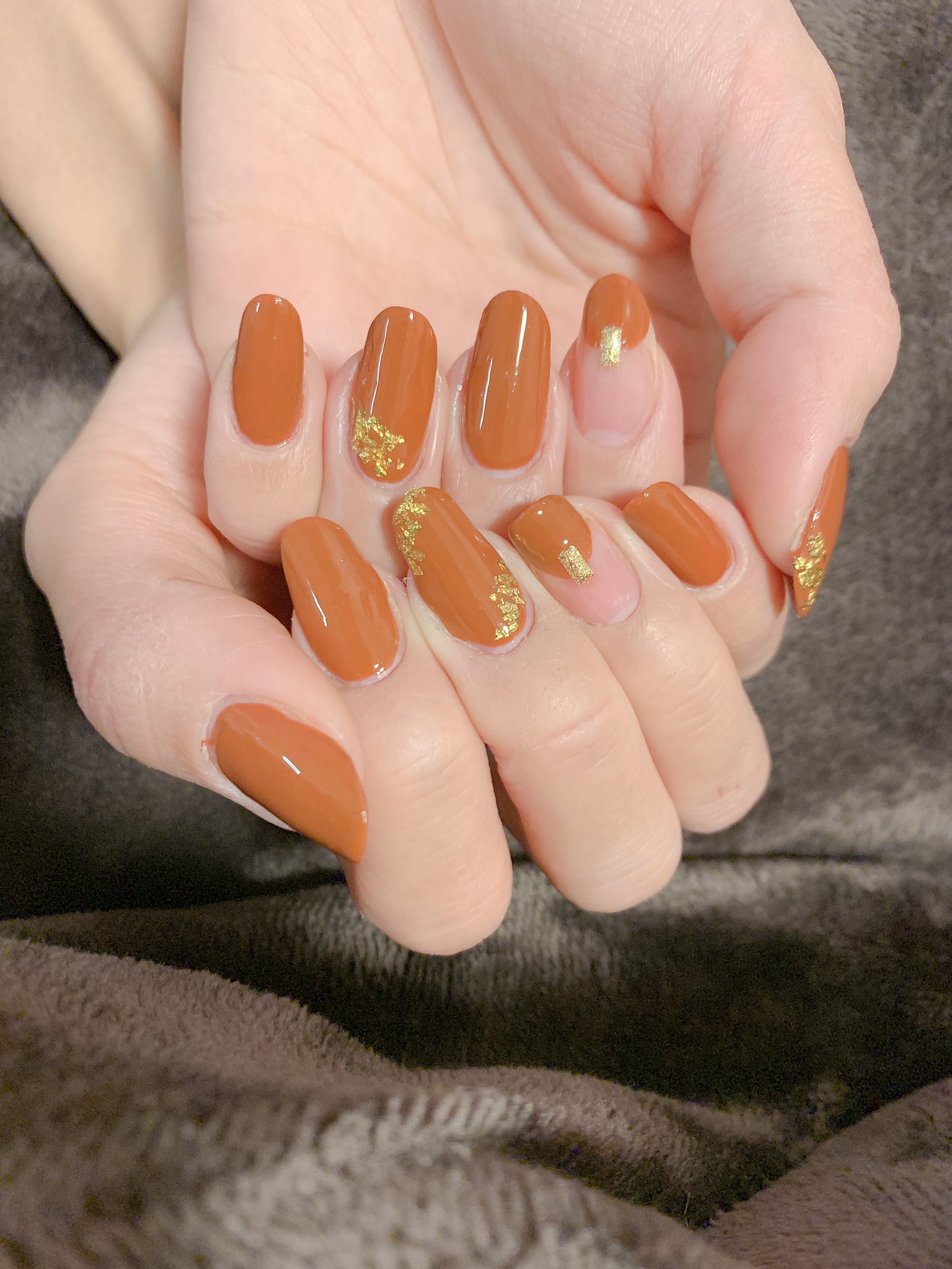 まろりん New Nail Tmネイルポリッシュのキャラメルで 大人ぽネイル この色 わたしの肌の色とマッチしすぎて天才すぎる 垢抜けてみえるカラーだね 4枚目は自然光で撮ってみた セルフネイル ブラウンネイル 100均ネイル 丸