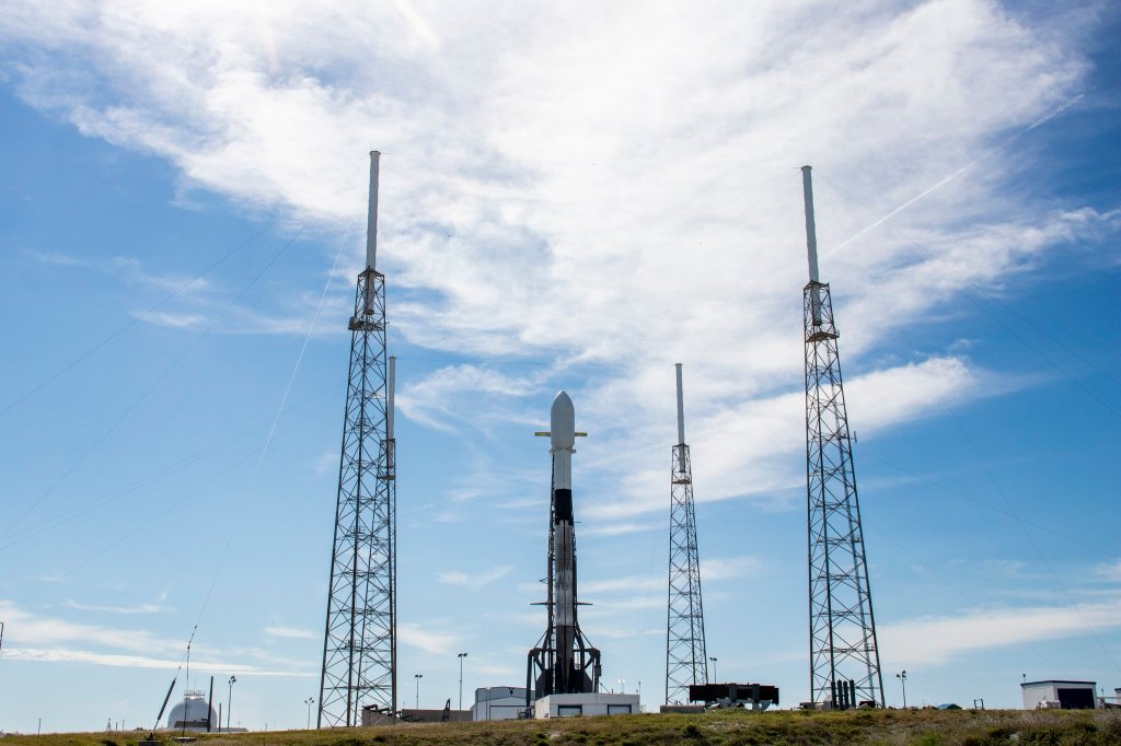 TechCrunch's tweet image. Watch SpaceX launch another batch of its Starlink satellites live tcrn.ch/2RuXsvN by @etherington
