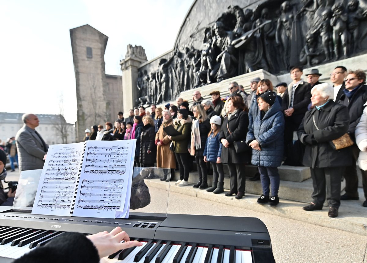 RegioParma's tweet photo. 27 gennaio 1901 muore a Milano #GiuseppeVerdi.
Come ogni anno la Città si riunisce presso il monumento a lui dedicato per ricordare il suo Genio sulle note delle sue immortali melodie.

@parma2020off @FedePizzarotti #AnnaMariaMeo #CoraleVerdi #CoroTeatroRegio #Clubdei27 https://t.co/QrgudXpwhc