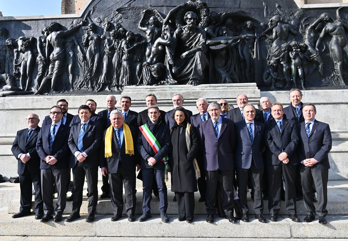 RegioParma's tweet photo. 27 gennaio 1901 muore a Milano #GiuseppeVerdi.
Come ogni anno la Città si riunisce presso il monumento a lui dedicato per ricordare il suo Genio sulle note delle sue immortali melodie.

@parma2020off @FedePizzarotti #AnnaMariaMeo #CoraleVerdi #CoroTeatroRegio #Clubdei27 https://t.co/QrgudXpwhc