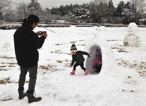 静岡ジン 子供のころの夢は鎌倉遊びです 大人になってからはキャバクラ遊びです かまくら遊びに子どもら笑顔 御殿場などで積雪 佐竹正義さんは 四季を味わってほしい と家族四人で訪れた かまくらに入ったり 雪を固めて遊ぶ娘の希実ちゃんは 雪