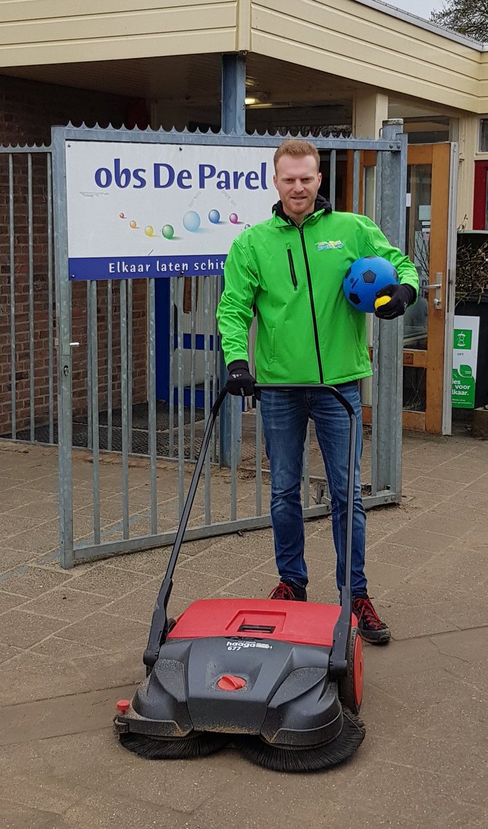 Vanaf heden een nog mooier en schoner @BeweegWijs plein bij <a href="/obsDeParel/">obs de Parel</a>. Met deze veegmachine, het pleinontwerp van <a href="/ProjectWijs/">Project Wijs</a> en de realisatie van #E4realisatie en nog mooier en functioneler #Beweegwijs plein in de toekomst. #bewegendleren <a href="/ZutphenActief/">ZutphenActief</a> <a href="/gem_Zutphen/">Gemeente Zutphen</a>