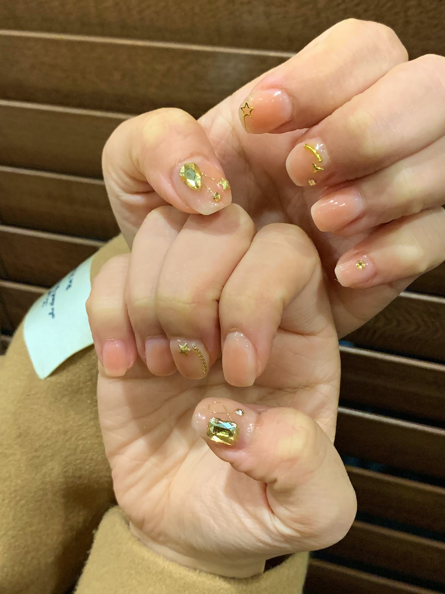 高柳明音 K2でshowroomしながら 美奈にネイルしてあげてました 今回はチークネイルに ゴールドシャドウの石に 初めてワイヤーネイルを 今回もまた自分の爪で練習したので お揃い状態です 笑 私のルームなのに 全然お相手でき 高柳明音 K2でshowroomしながら 美奈にネイルしてあげてました 今回はチークネイルに ゴールドシャドウの石に 初めてワイヤーネイルを 今回もまた自分の爪で練習したので お揃い状態です 笑 私のルームなのに 全然お相手でき