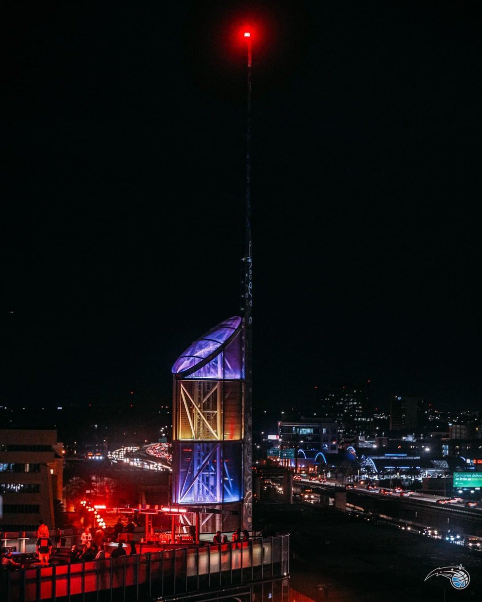 decola_magic's tweet photo. Torre do #AmwayCenter, casa do #Magic, com as cores do #Lakers ❤ #MambaForever 

Obrigado por tudo, #Kobe // 📸: @orlandomagic https://t.co/qi3W6FGAAr