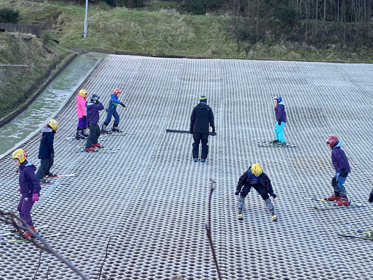 P5aSps's tweet photo. Group 1 getting ready and hitting the slopes! @spsmrsrutter @spsmrsknowles @SimpsonPrimary #skiing https://t.co/vlMJjbiaOb