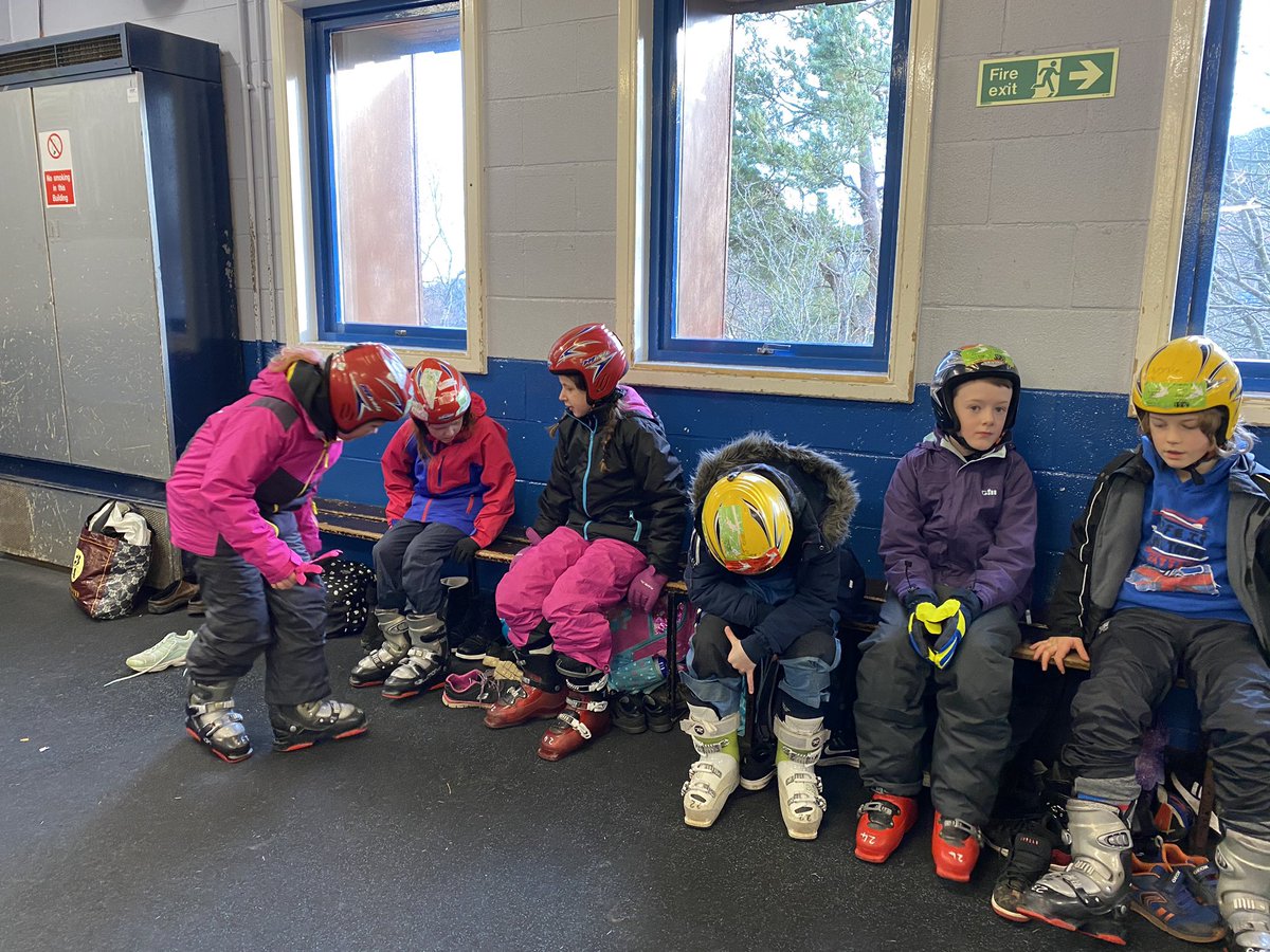 P5aSps's tweet photo. Group 1 getting ready and hitting the slopes! @spsmrsrutter @spsmrsknowles @SimpsonPrimary #skiing https://t.co/vlMJjbiaOb