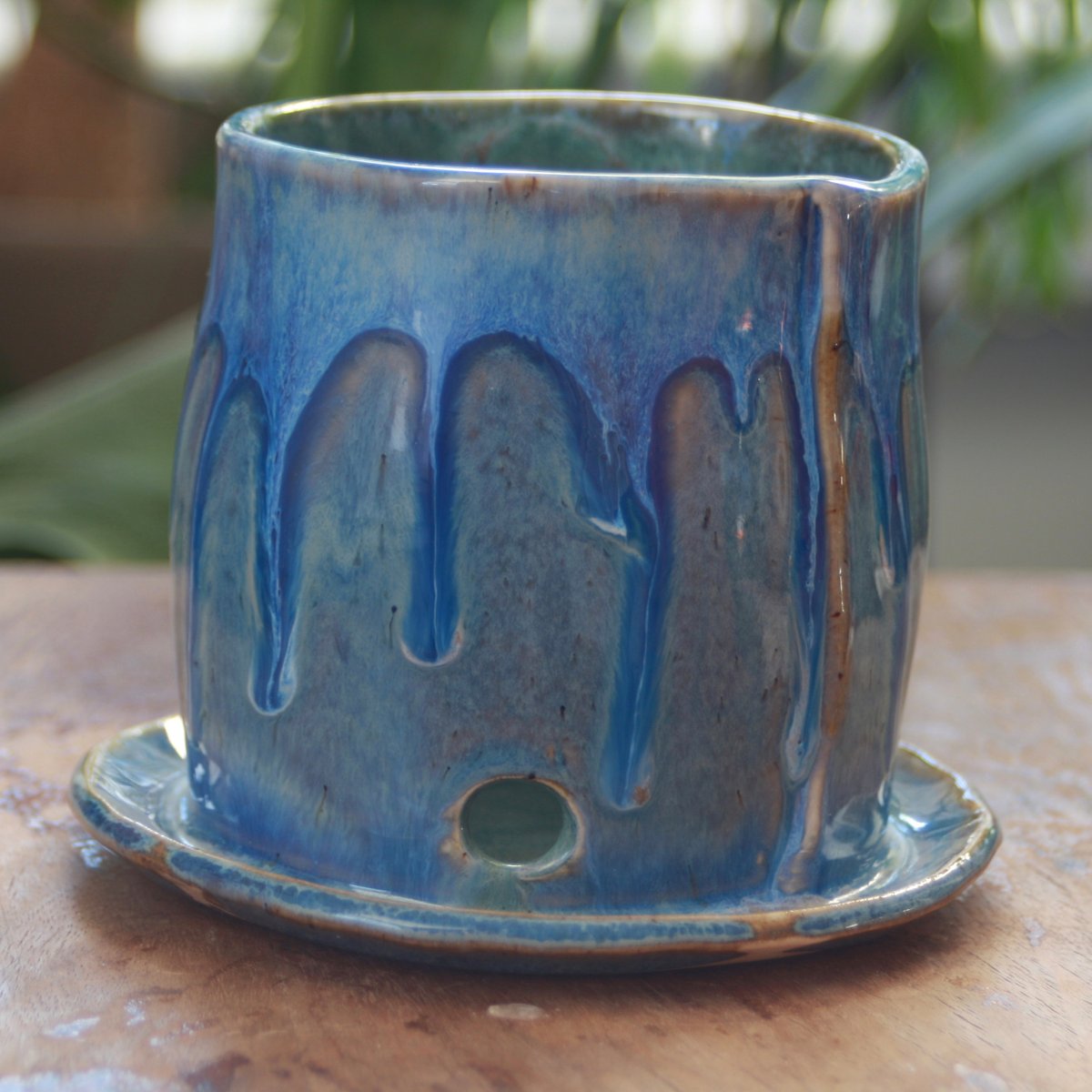 Averiverastudio's tweet photo. I wish I wrote down what glazes I used to make these drips happen. #potteryproblems #ceramics #pottery https://t.co/2qEQabOo41