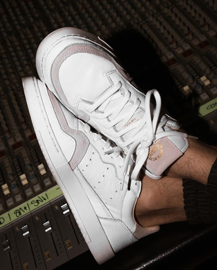 AtmosferaBlack's tweet photo. @JMarquesSoprano durante una jornada de grabación y ensayo en el estudio con las nuevas #Supercourt de @adidas_ES!
.
#blackatmosfera #adidas #adidasoriginals #supercourt #sneakers #homeofclassics #streetwear #streetstyle #fashion https://t.co/axXmGwpusY