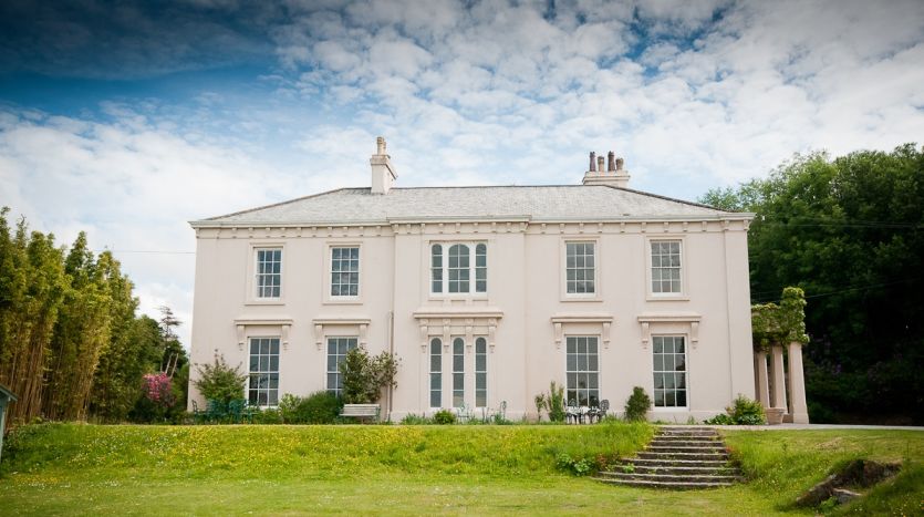 HousePartyS's tweet photo. We have the perfect accommodation right on @skernlodge  doorstep in North Devon : Riverview Hall!

https://t.co/dhxrNZGMxE https://t.co/EjtPRLQK0h
