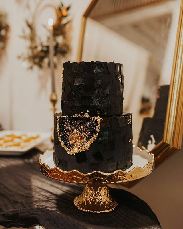 Confetti Daydreams Wedding Blog On Twitter I Need Sugar Therapy Bakery Designed This Phenomenal Black And Gold Crystal Geode Cake Using High End Preservative Free Ingredients Planning Design Brehant Creations Concept Hair
