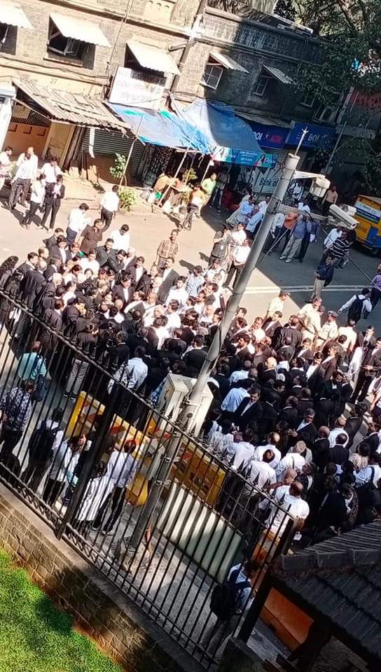 YuvaForSeva's tweet photo. Huge Rally in support of CAA by Advocates...@Mumbai High Court

Jai Hind...Hai Bharat..

@ippatel @narendramodi @DhrutimanJoshi @advsampanna @SupremeCourtFan @MukeshG54792963 @satyathetruth @ABPNews @ajayS_news @KapilMishra_IND @AmitShah @LegalLro @ipumrao https://t.co/MEQTxBL8Kt https://t.co/CxunXAn4jz