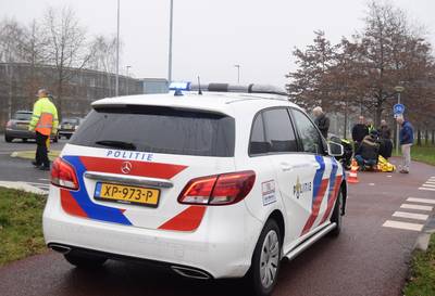 Fietser gewond door aanrijding met auto ..