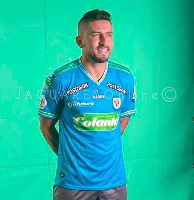 MundoCelesteCo's tweet photo. ¡JAGUARES ESTRENA UNIFORME!

El equipo “felino” renueva indumentaria, esta vez la tradicional camiseta celeste trae rayas con vivos verdes en los hombros, las mangas y el cuello, el cual viene en forma de “V”.

La “casaca” es marca Kimo.

¿QUE OPINA DE LA NUEVA CAMISETA? https://t.co/Tb9EN39xdC