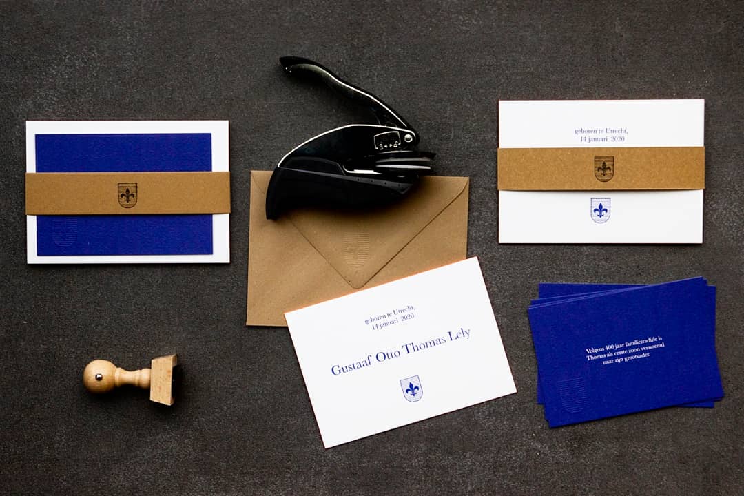 400 jaar familietraditie gevat in 1 kaartje. Met een combinatie van technieken: Letterpress / digitaal drukwerk / kleur op snede / hand- en preegstempel. Op <a href="/METAPAPER/">METAPAPER</a> katoenpapier